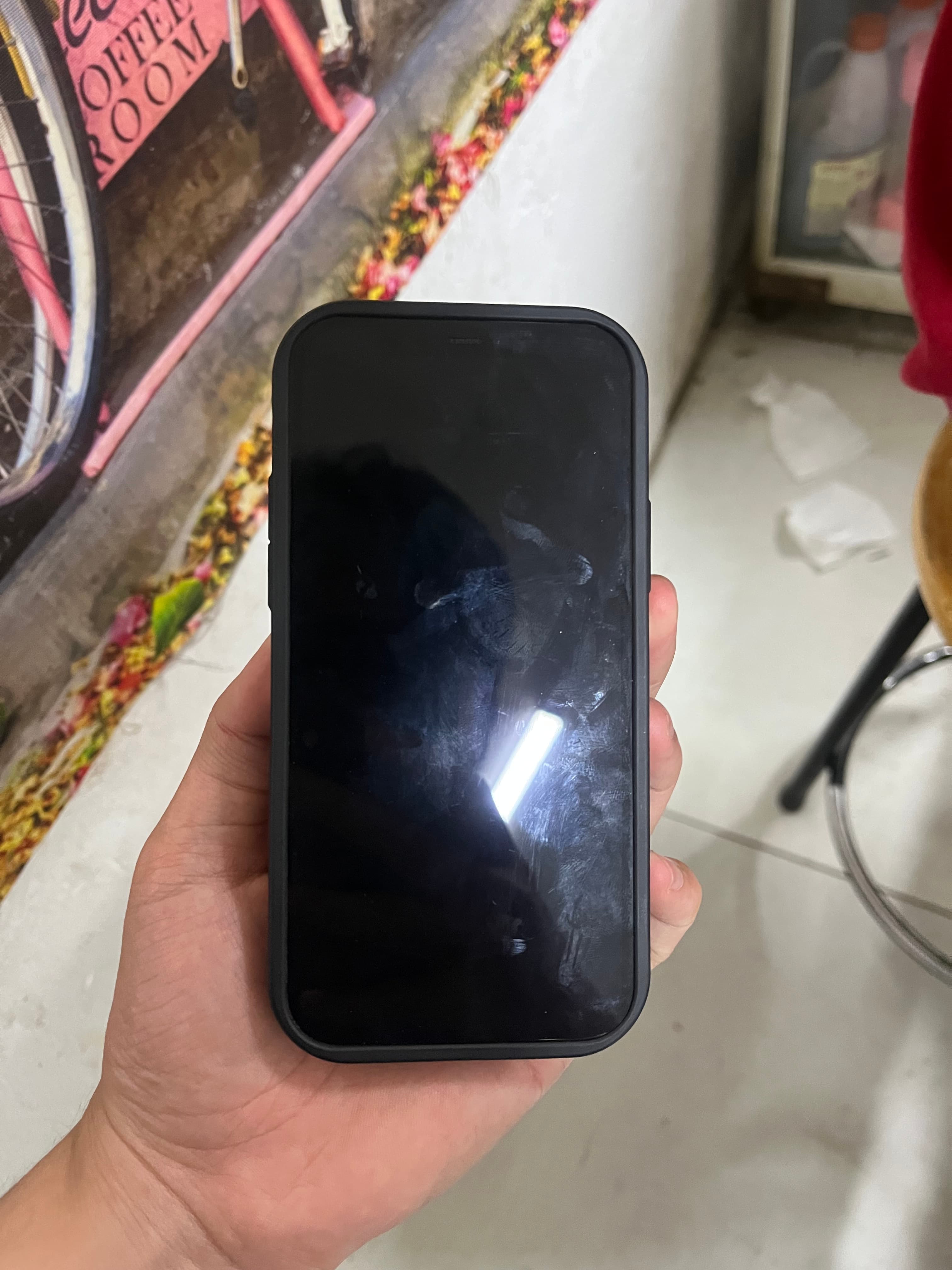 Nhặc được một chiếc iphone 12